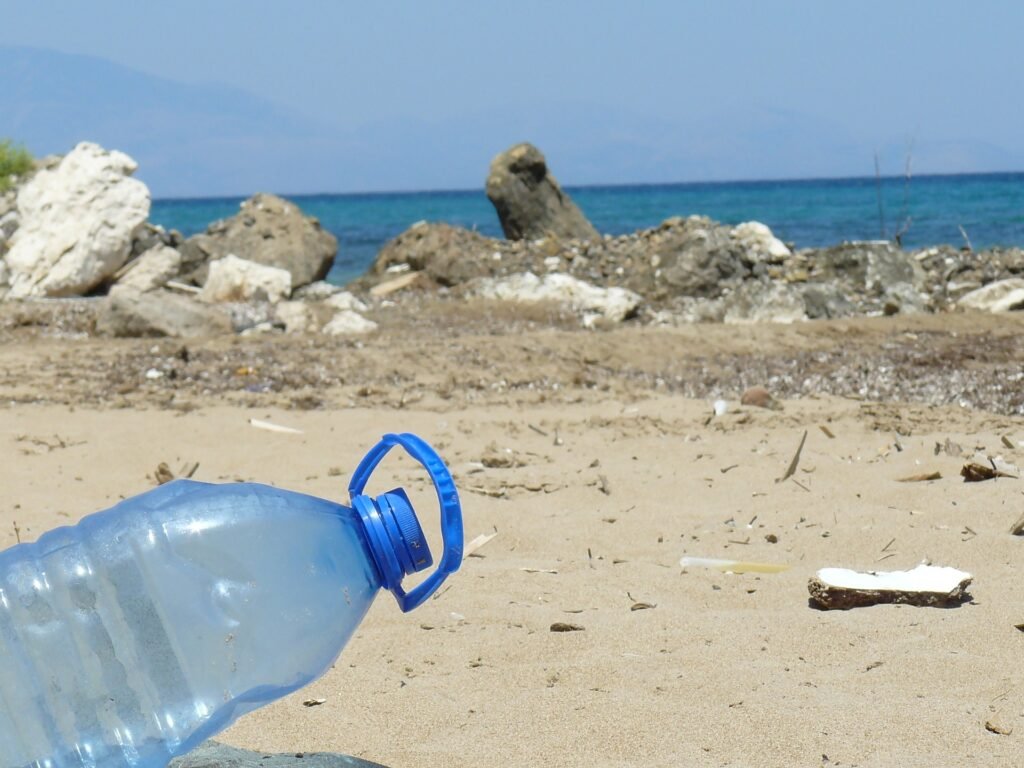 Garrafa de plástico próxima ao mar.